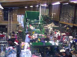 Arrivée de la collecte en atelier, premier tri sur table 