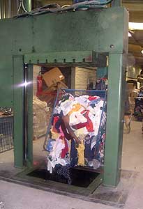 La presse  balles  en focntionnement  pour le chargement 