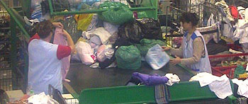 Premier tri  des sacs  issus des collectes sur table 